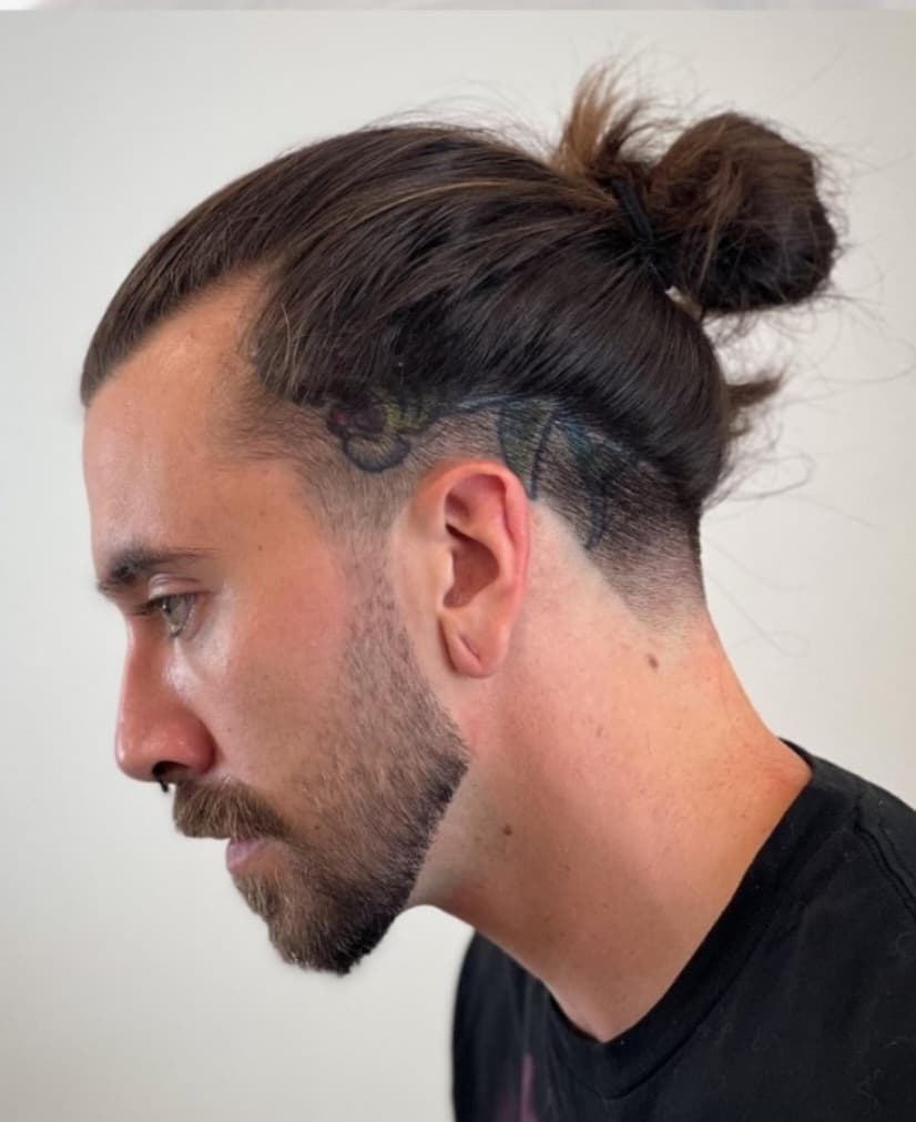 Man bun sa fade-om i uređenom bradom u FENIX-u u Tivtu